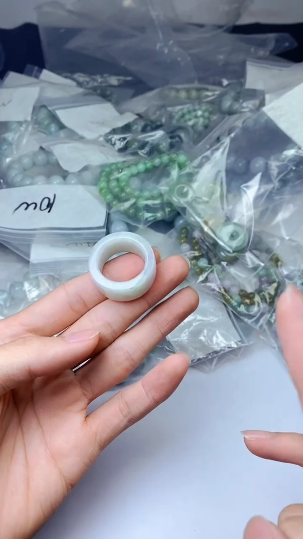 翡翠未镶嵌颈饰戒圈