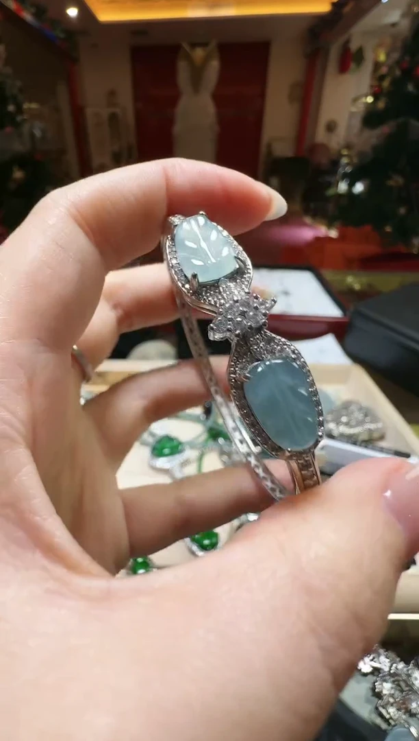 【闪购商品】翡翠吊坠(不含链)未镶嵌翡翠