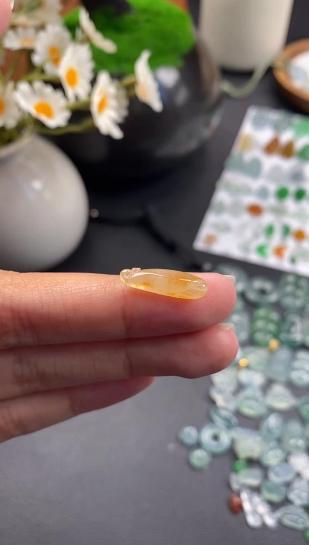 颈饰未镶嵌翡翠飘黄翡裸石