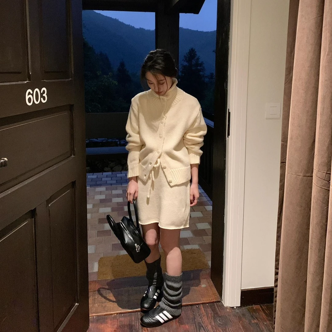 简约针织套装裙女秋冬韩系穿搭洋气减龄单排扣毛衣开衫短裙两件套