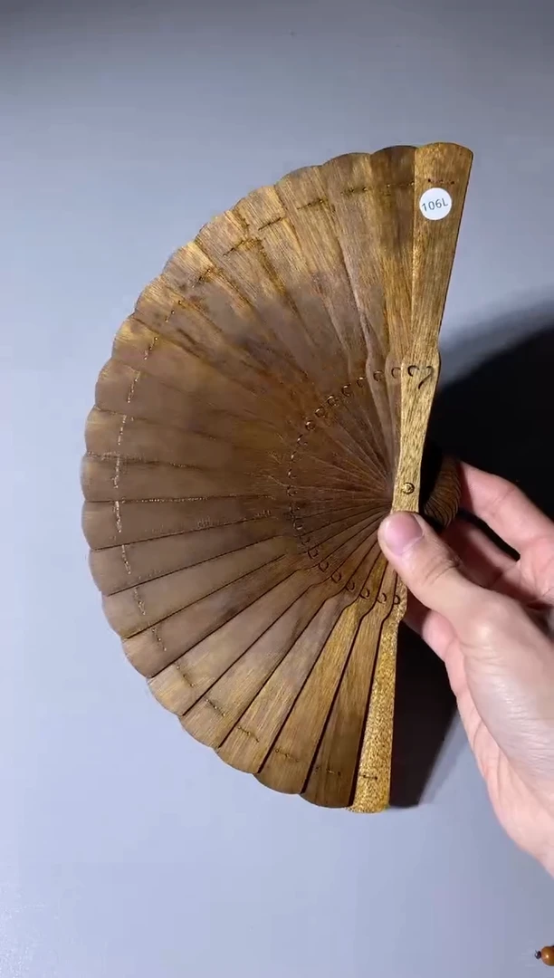 【闪购商品】金丝楠木雕106号15cm金丝楠木小叶桢楠扇子