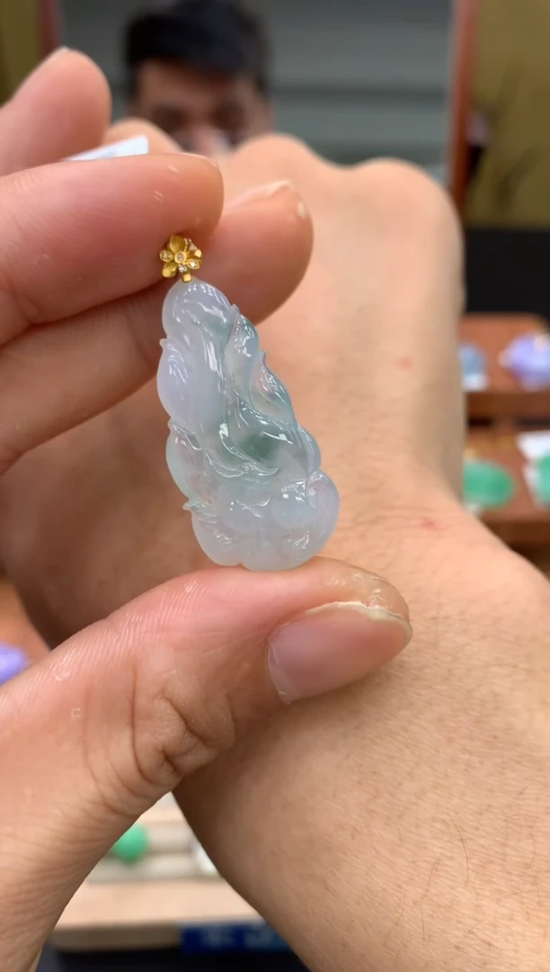 颈饰18K金镶嵌翡翠狐狸