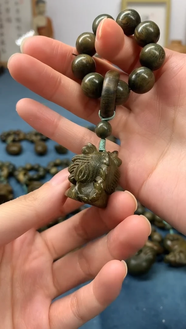 【闪购商品】维腊木（绿檀）把件小吉龙 盘玩件