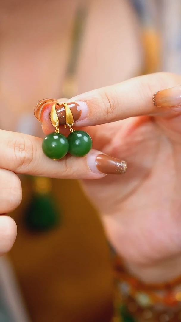 18K金镶嵌和田玉耳饰圆珠耳钩