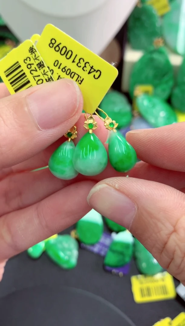 吊坠(不含链)18K金镶嵌翡翠多样性发货其中一件