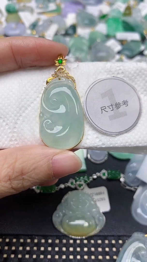 颈饰18K金镶嵌翡翠平*吖天然缅甸A货翡翠