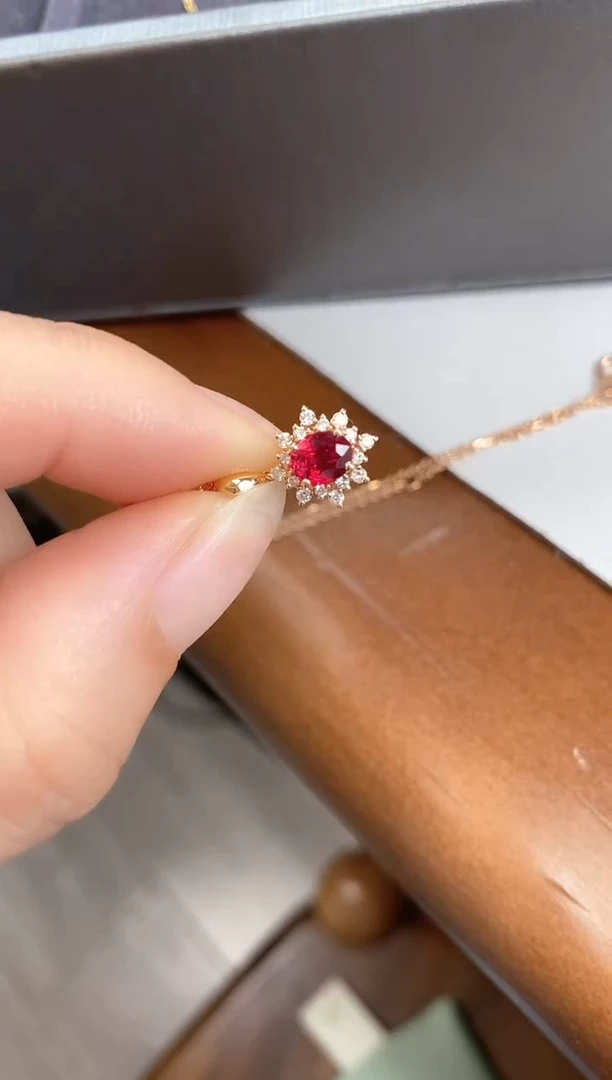 18K金镶嵌吊坠(不含链)红宝石主石57分