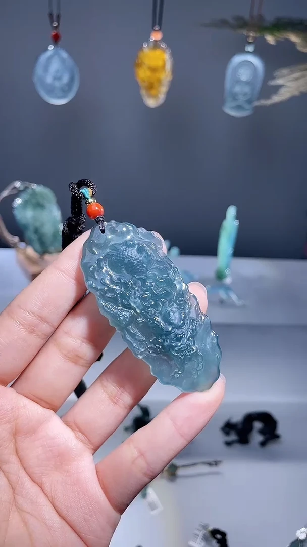 颈饰未镶嵌翡翠龙牌