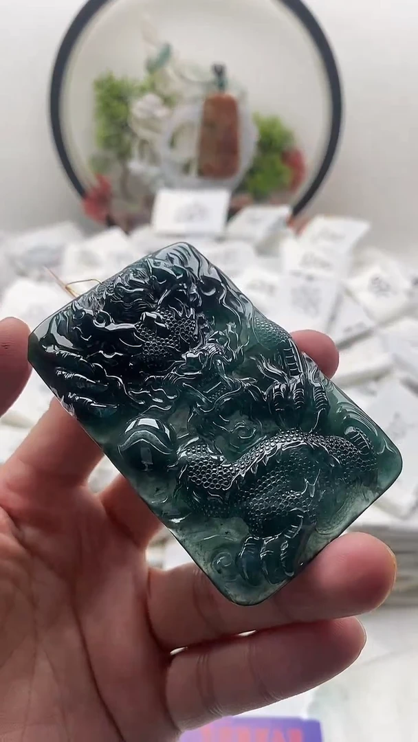 颈饰未镶嵌翡翠龙牌