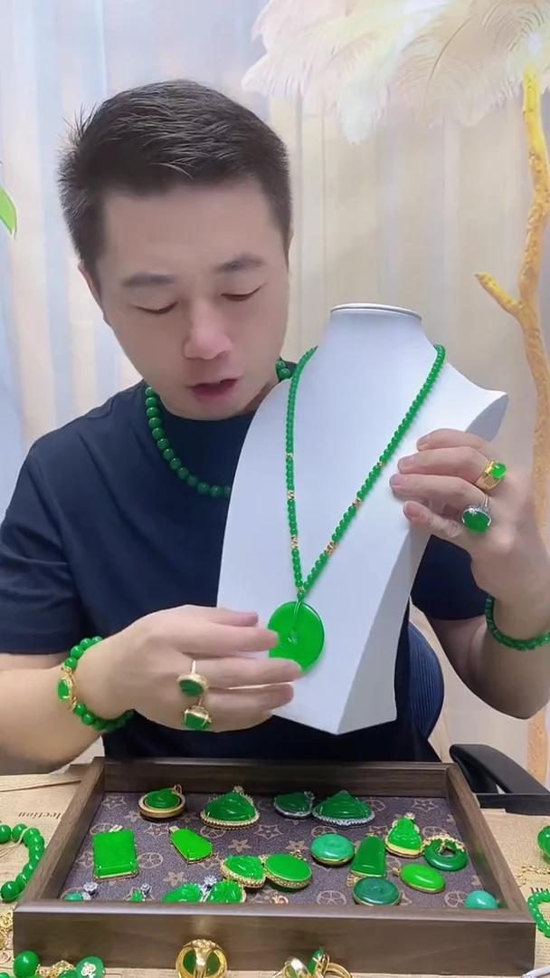 吊坠(赠链)未镶嵌翡翠翡翠吊坠