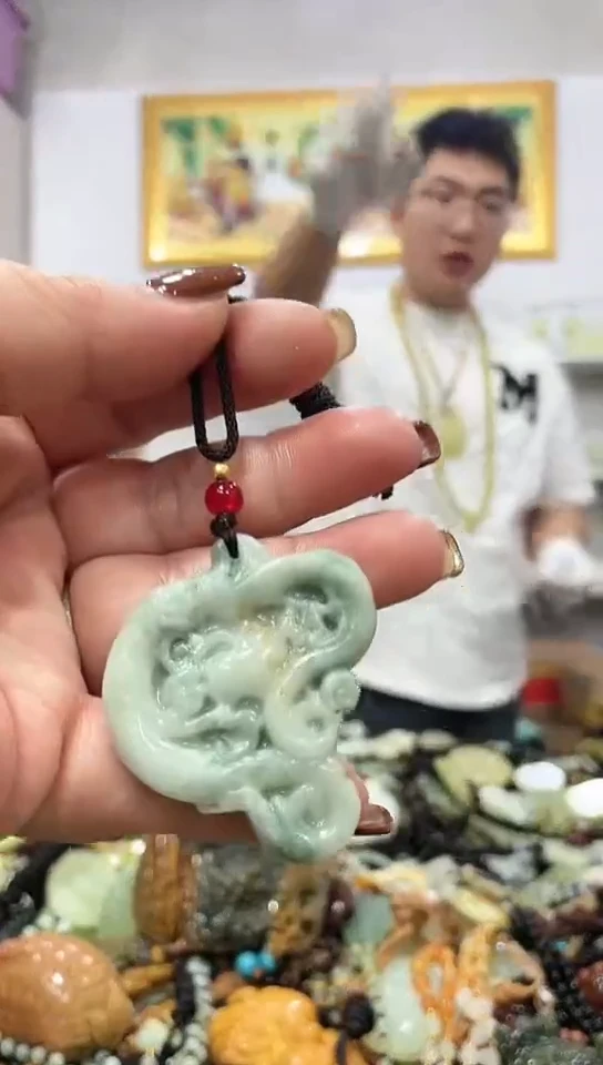 未镶嵌蛇纹石玉吊坠