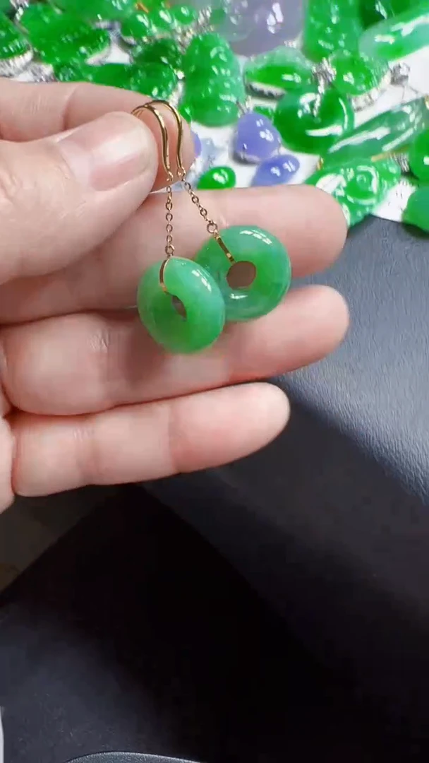 颈饰18K金镶嵌翡翠耳饰