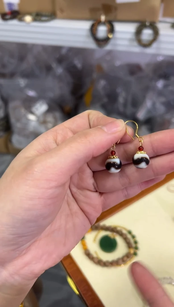 【闪购商品】玛瑙/玉髓耳钉银S925镶嵌虎牙玛瑙珠银耳钩[308]