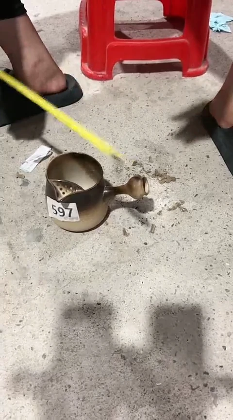 597瑕疵粗陶手把壶