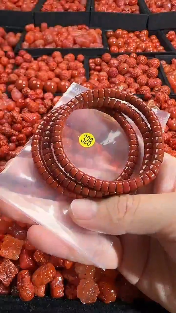 颈饰未镶嵌南红玛瑙流**。1