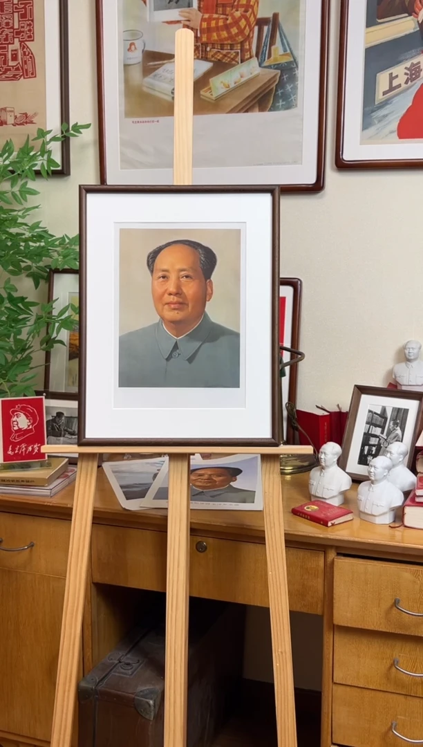 1966年毛爷爷年画 8开尺寸 上海印制 胡桃木实木画框 包老保真