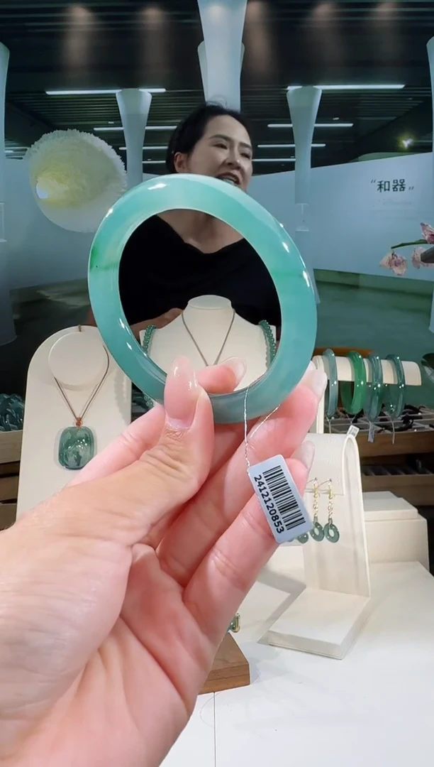 翡翠手镯未镶嵌54圈