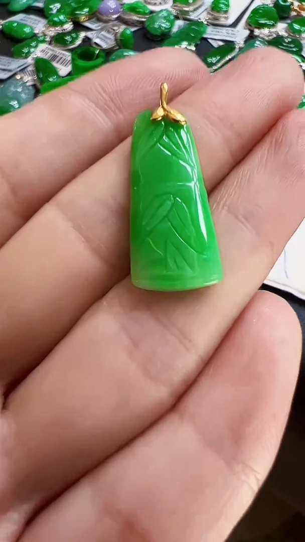 颈饰18K金镶嵌翡翠竹子