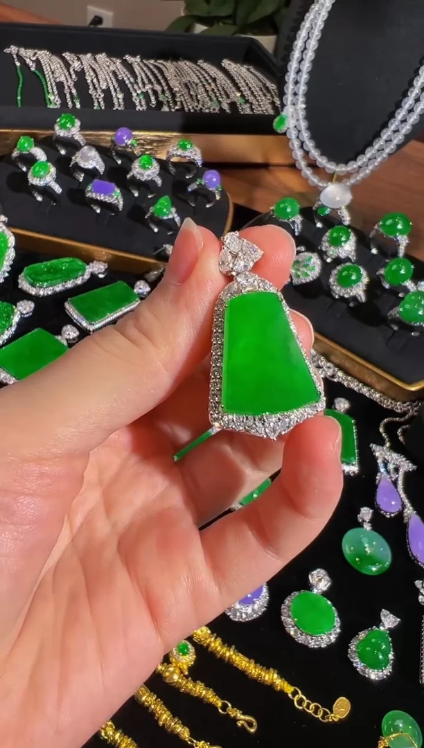 翡翠18K金镶嵌吊坠(不含链)萌****希无事牌吊坠