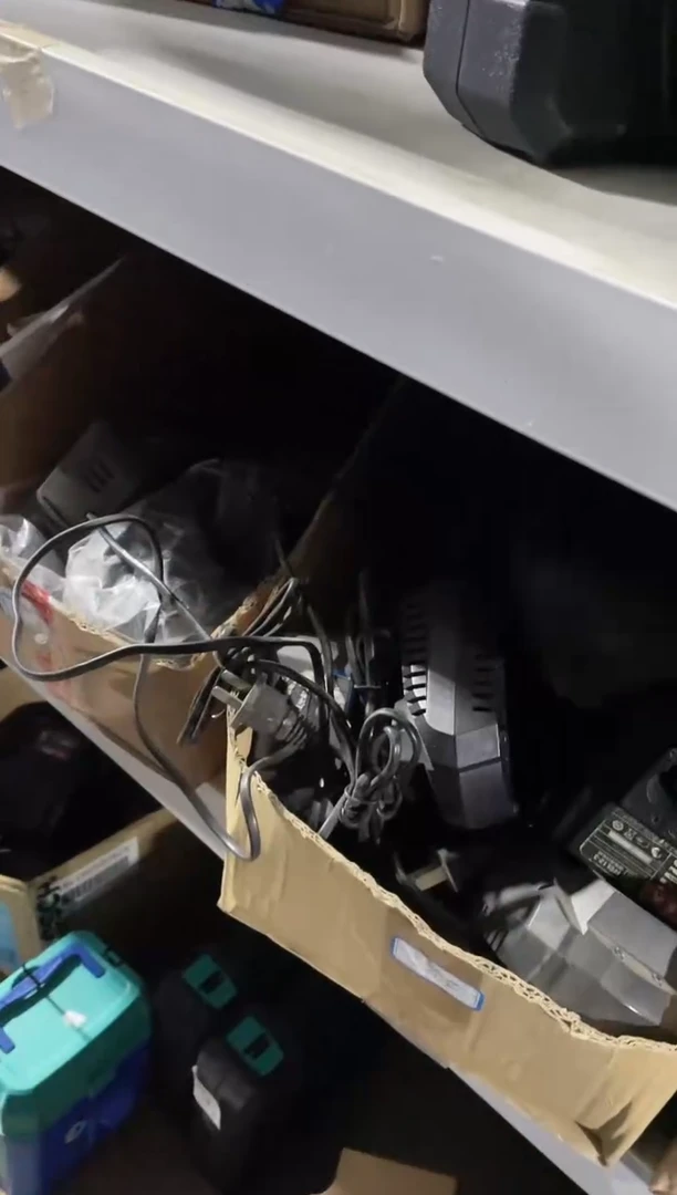 大艺A7双充充电器