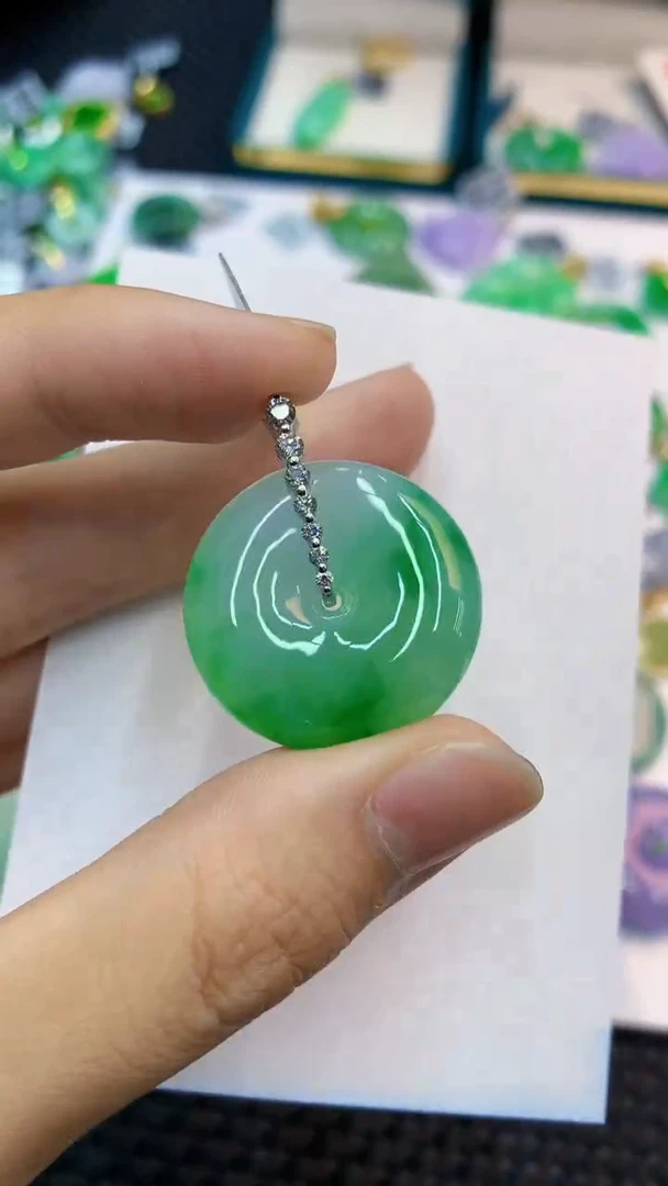 翡翠18K金镶嵌颈饰             1
