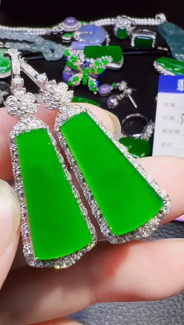 未镶嵌翡翠耳饰来**啦翡翠