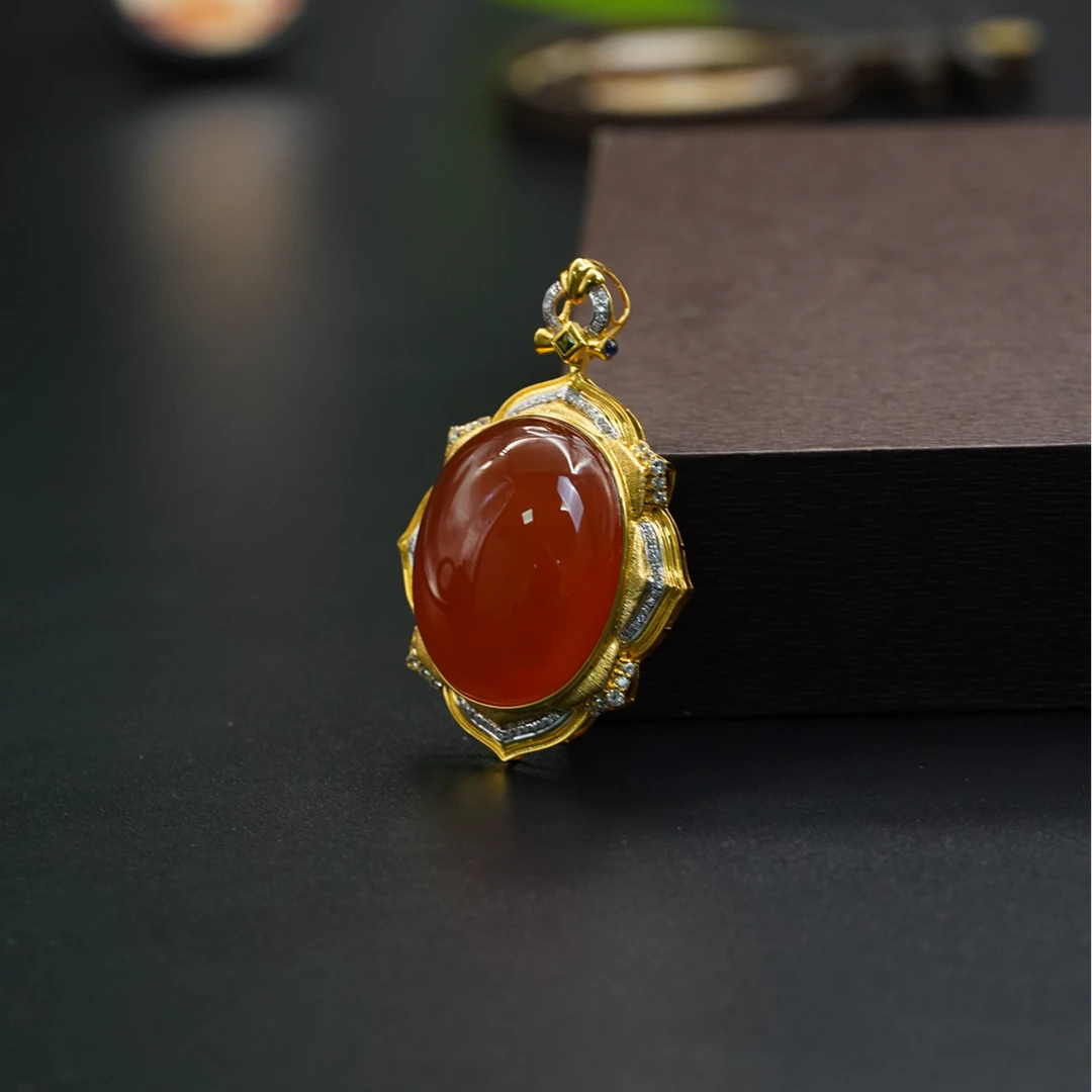 【石缘居珠宝】18K金镶嵌佩戴时尚个性款南红冰红鸽子蛋吊坠 D9-65
