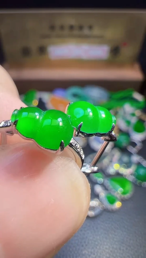 翡翠18K金镶嵌耳饰翡翠