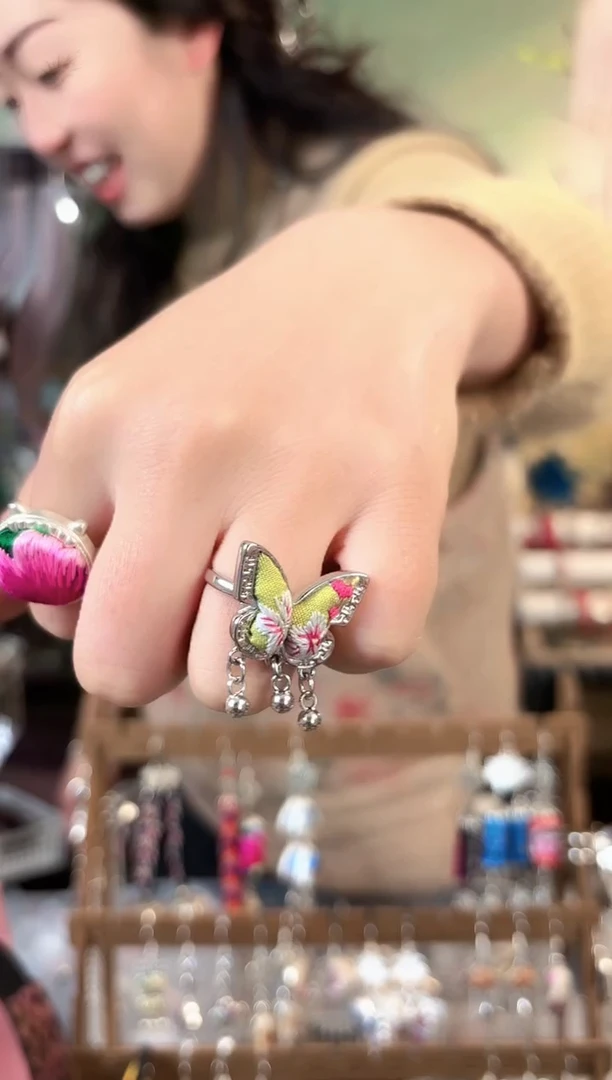 彩云南阁非遗老绣苗银饰品332