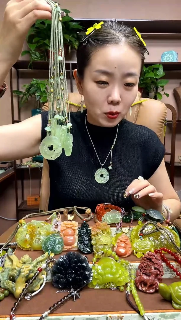 未镶嵌岫玉颈饰多样性发货发其中之一