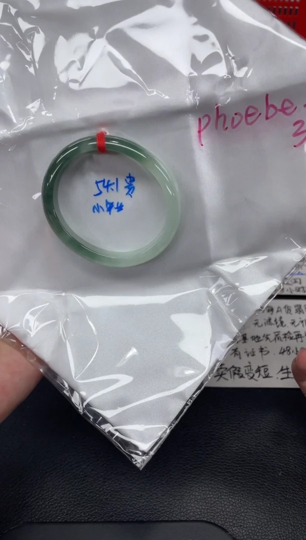 翡翠手镯未镶嵌开****?翡翠手镯