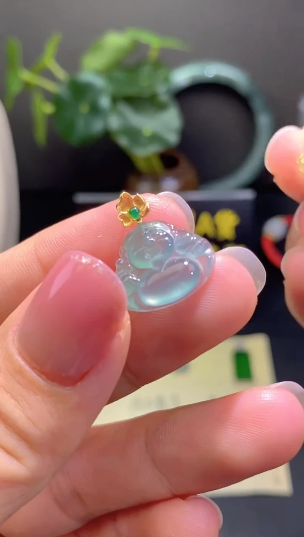 翡翠18K金镶嵌颈饰翡翠吊坠