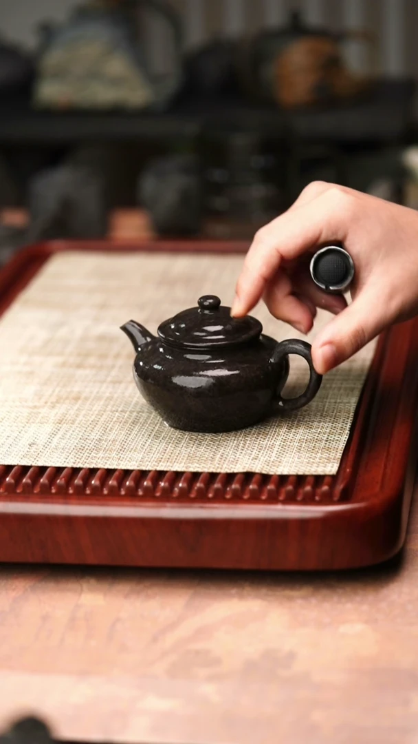 归玉堂冰碛岩重工雕刻舒合壶200cc