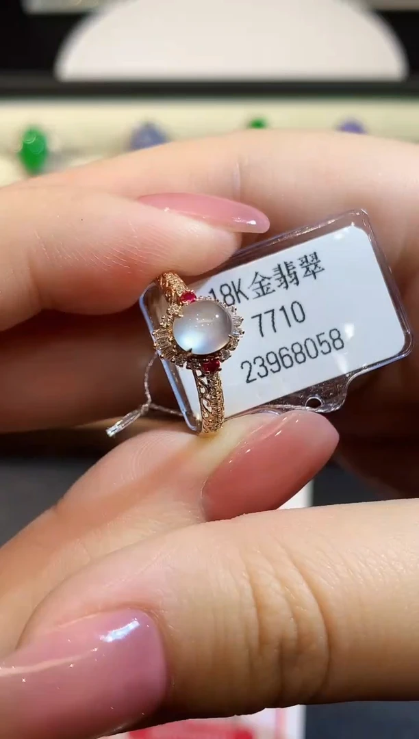 18K金镶嵌戒指翡翠多样性发其一