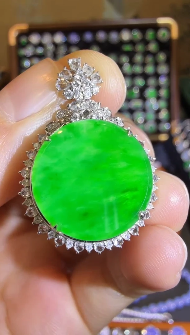 【闪购商品】翡翠吊坠(赠链)18K金镶嵌高冰正阳满绿圆牌吊坠