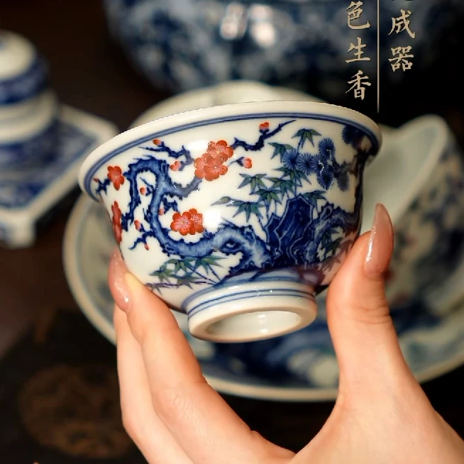 青韵堂/青花釉里红松竹梅大压手杯