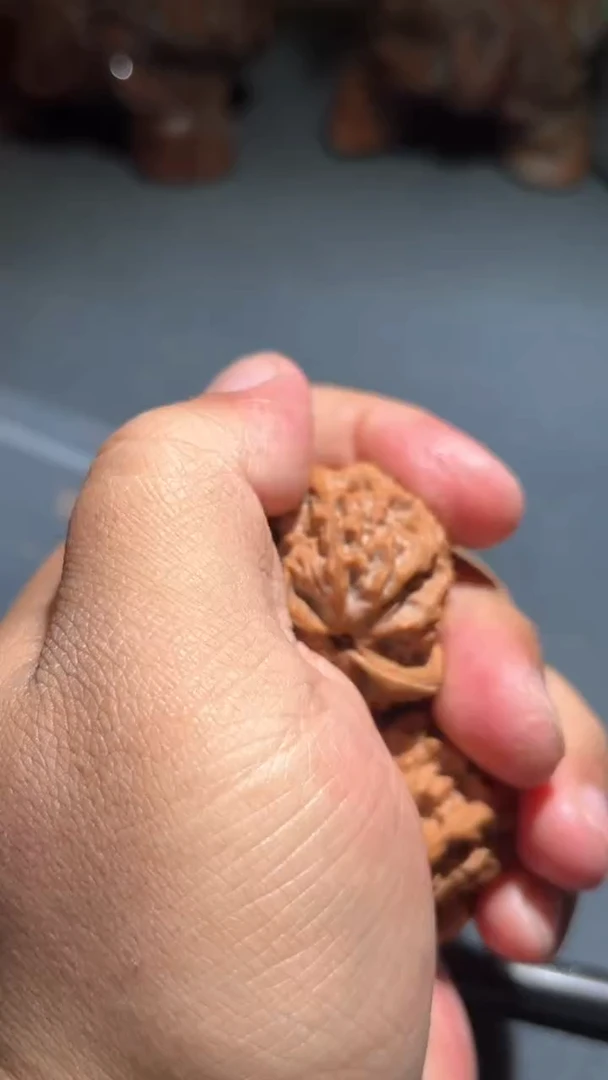 【闪购商品】文玩核桃吊坠鹤度岭