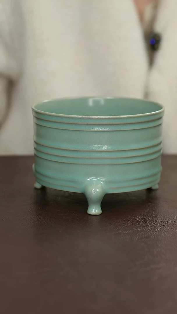 摆件瓷原矿原釉汝宋汝瓷 微瑕三足樽