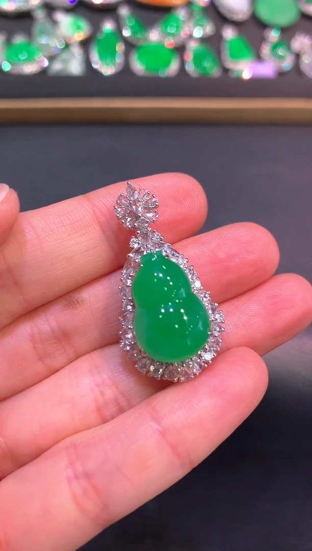吊坠(赠链)18K金镶嵌翡翠满色满绿葫芦吊坠