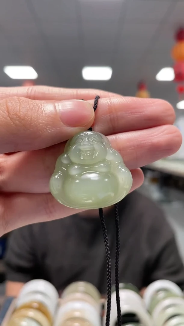 颈饰未镶嵌和田玉翠色佛公挂件一件30mm