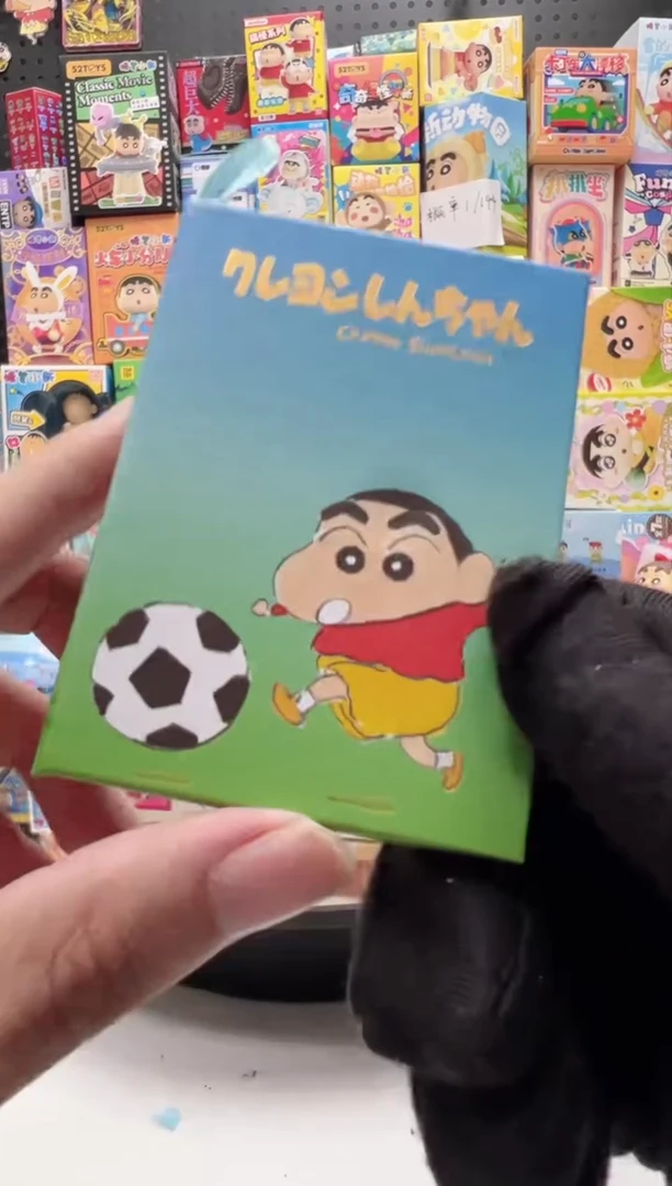 漫画书冰箱贴小新踢足球