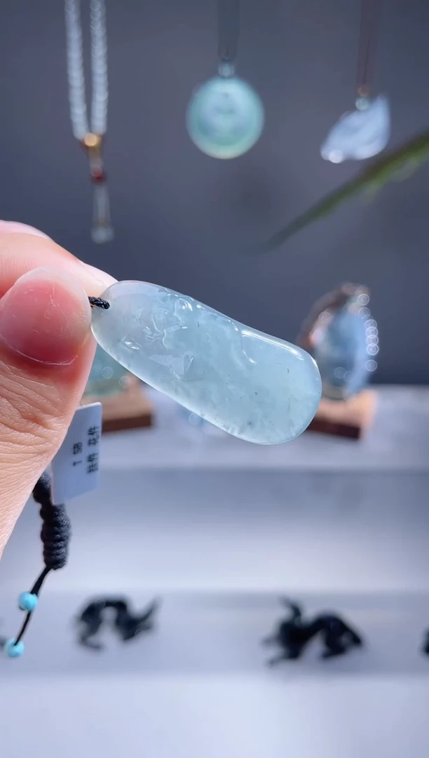 翡翠未镶嵌颈饰随形