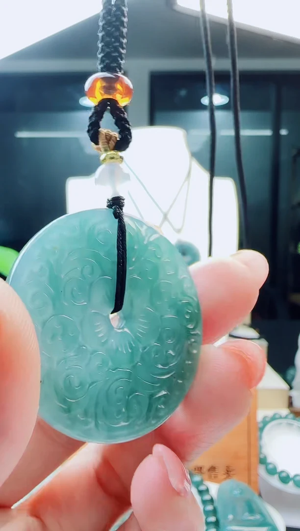 翡翠未镶嵌颈饰多样性发货其中一件