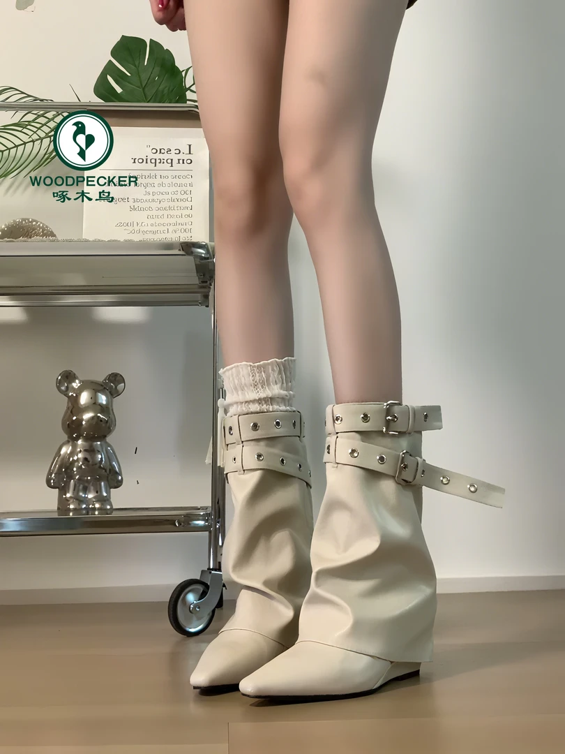 啄木鸟设计感白色皮带扣尖头短靴女新款百搭显瘦增高辣妹裤管靴女