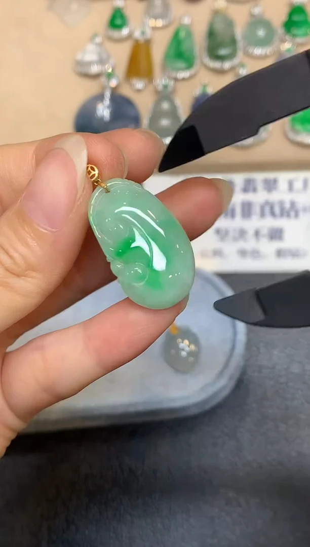 颈饰18K金镶嵌翡翠如意【无服务费