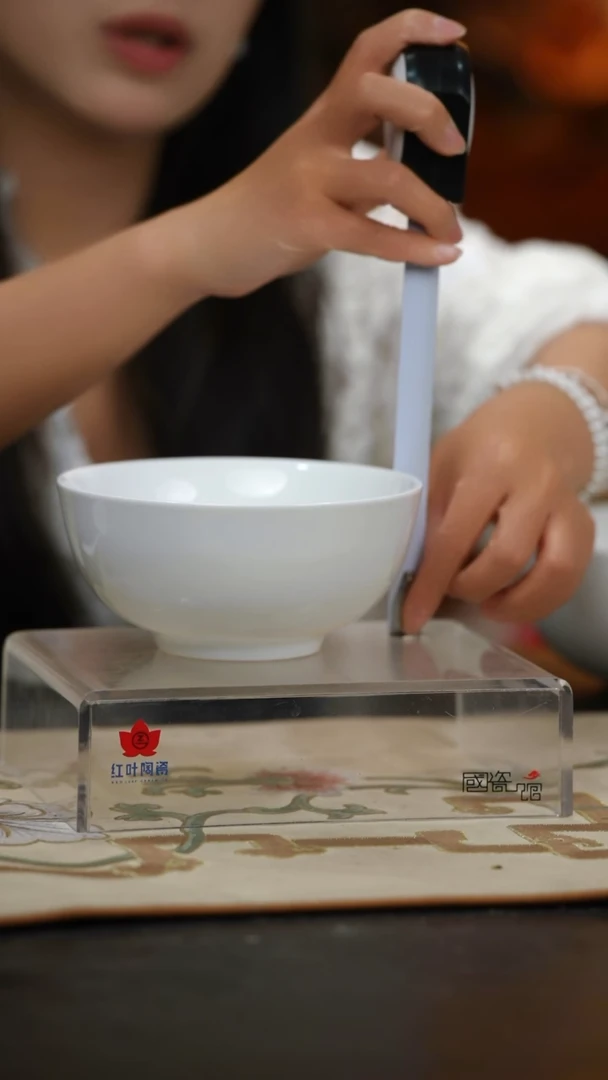 2个微瑕白胎6英寸面碗（无底款）
