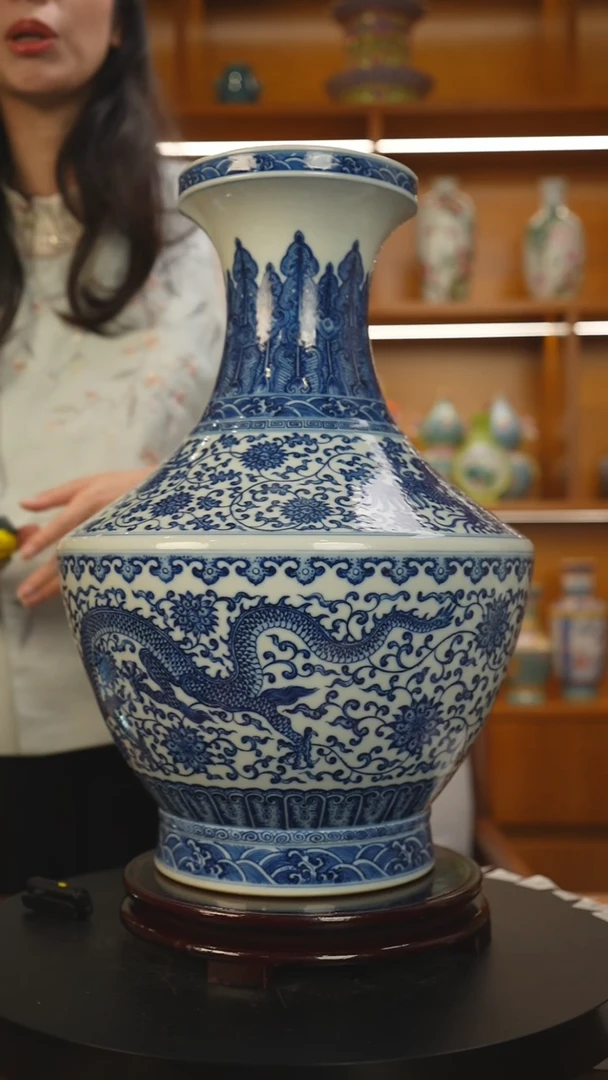 其他三*青花缠枝龙凤纹赏瓶一只