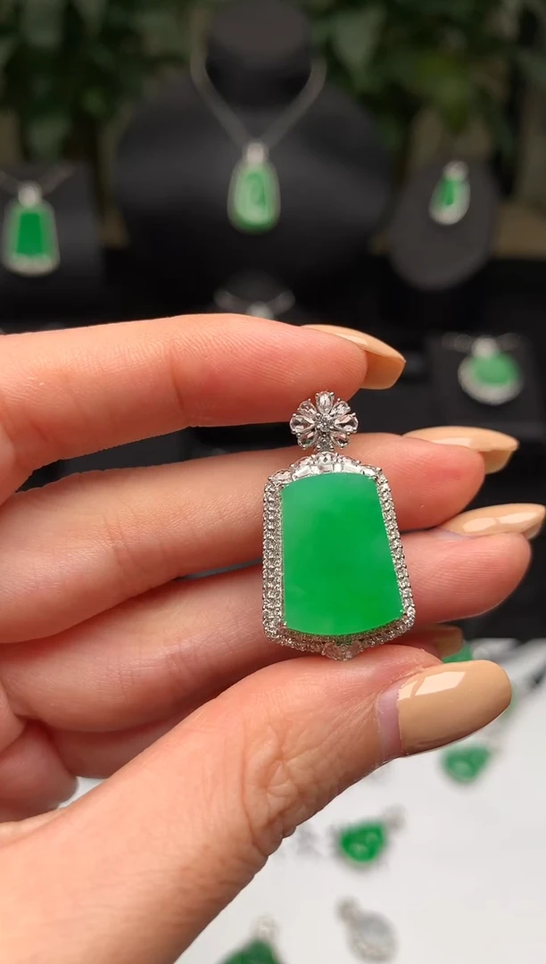 颈饰18K金镶嵌翡翠无事牌