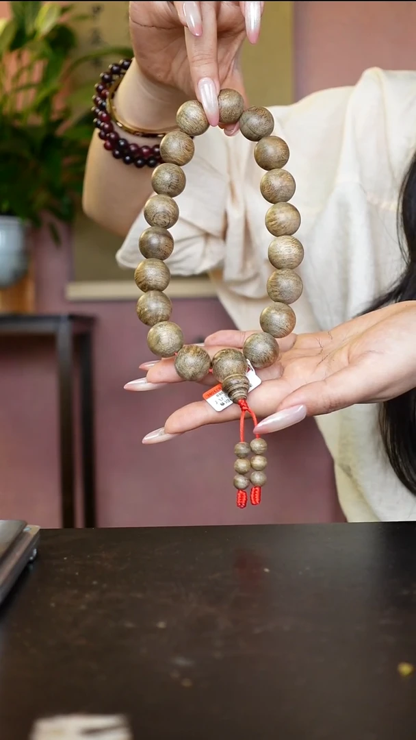 沉香手串J***7海南沉香1.8*18圆珠黑油格手持