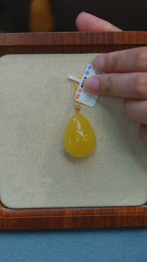 18K金镶嵌颈饰琥珀w8